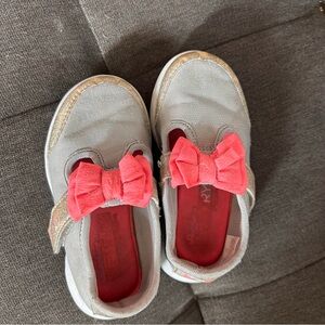 Sketchers Gray Girl’s Shoes with Pink Bows size 7